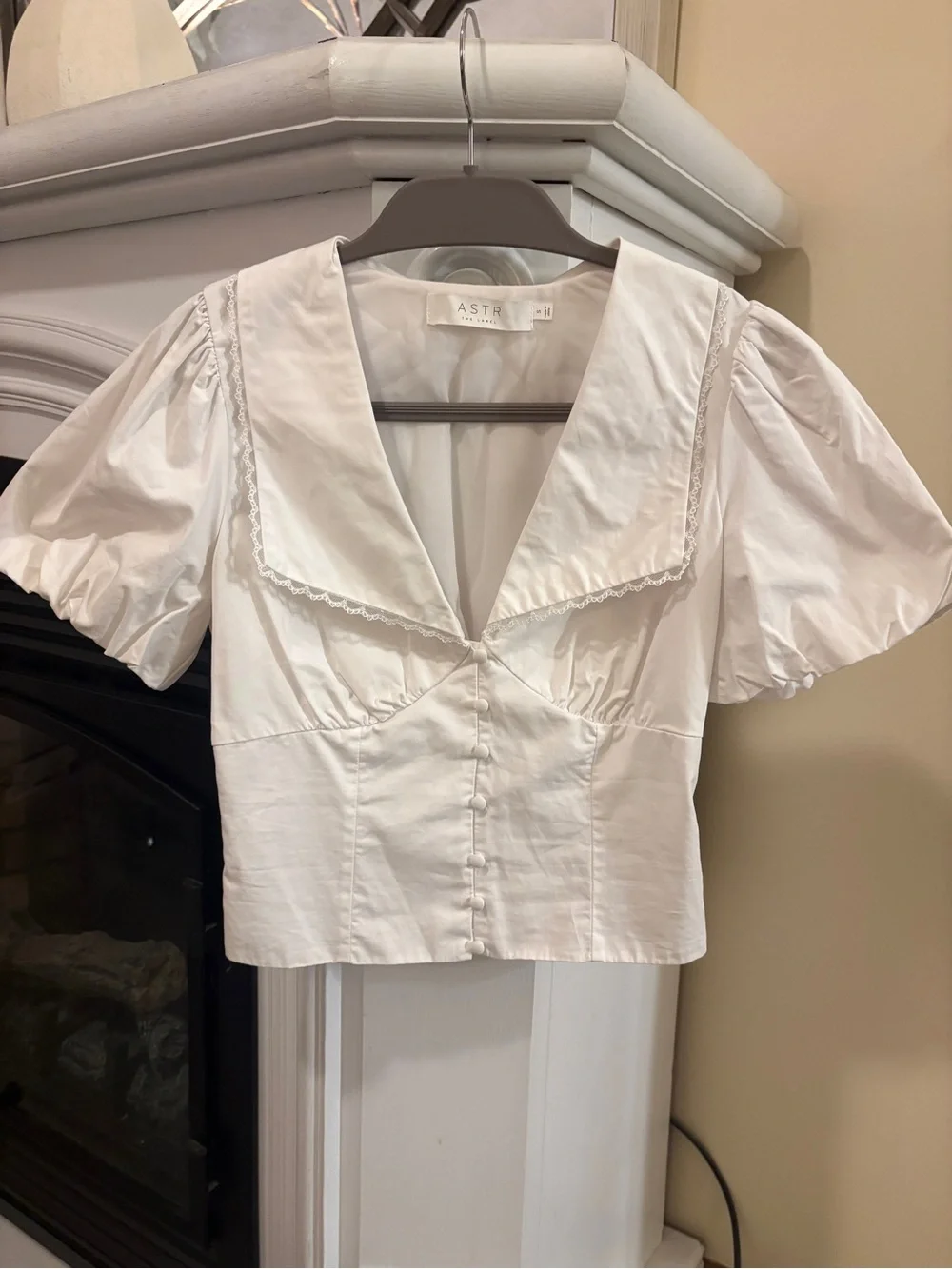 ASTR THE LABEL small White Puff Sleeve Button-Front Top